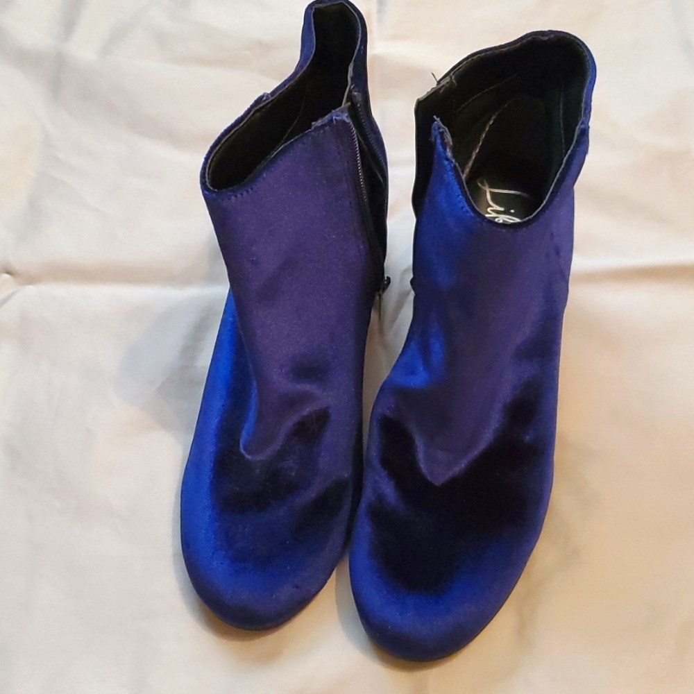 NWOT Libby Edelman blue velvet ankle boots 8.5